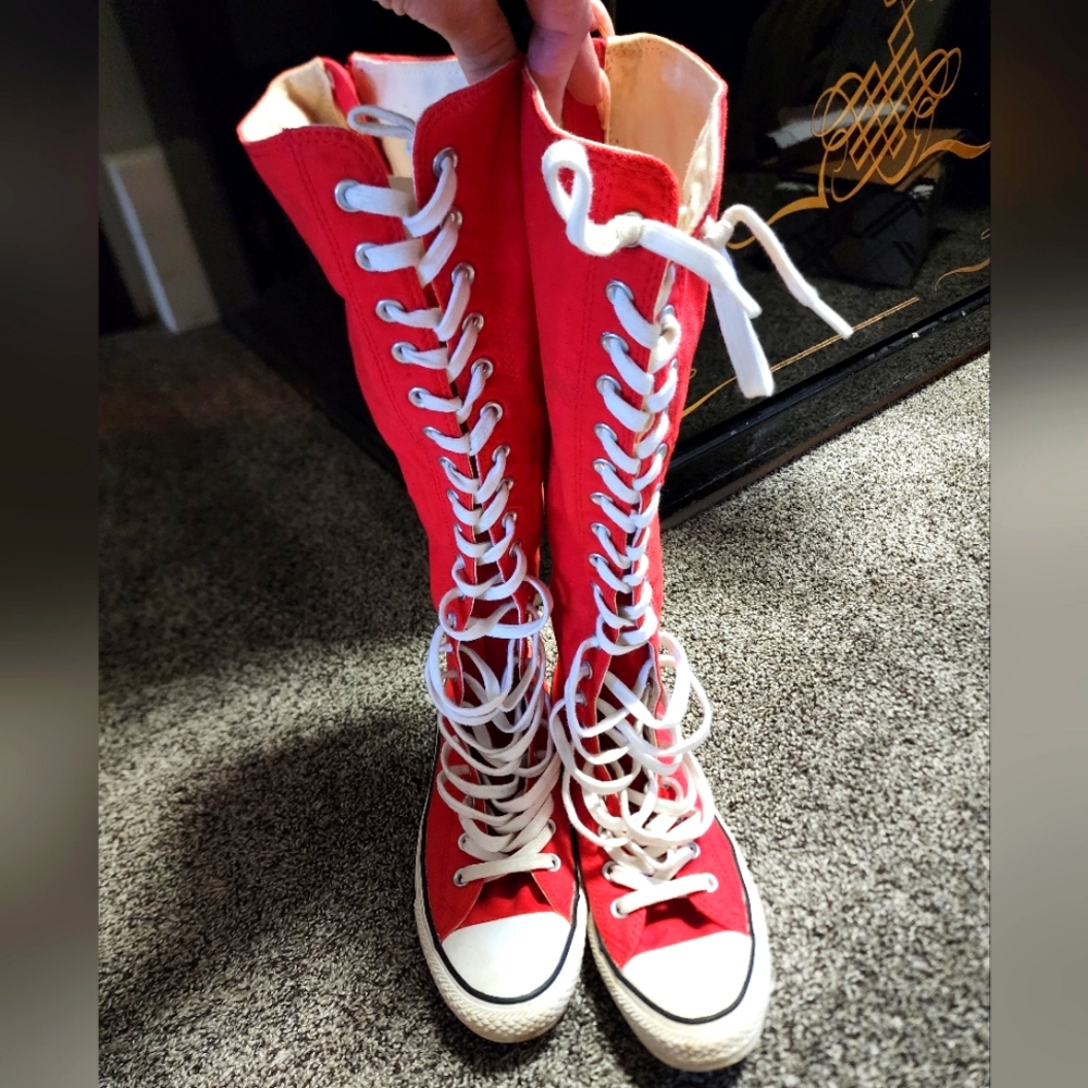 RED CONVERSE Chuck taylor! Up to the KNEE! Men's 7 / Women's 9